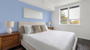 Desk, iron/ironing board, WiFi, bed sheets