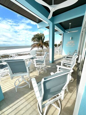 Terrace/patio - 15% off for stays before mid April-OCEANFRONT-Wide beach & sunset views (Fort Myers Beach)