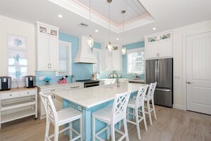 Fridge, microwave, oven, stovetop - 15% off for stays before mid April-OCEANFRONT-Wide beach & sunset views (Fort Myers Beach)