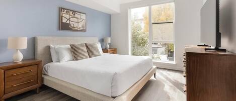 Desk, iron/ironing board, WiFi, bed sheets