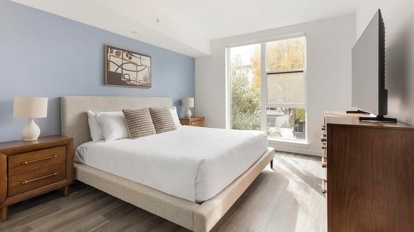 Desk, iron/ironing board, WiFi, bed sheets