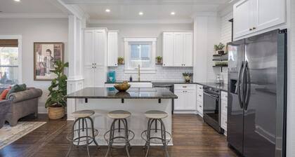 Charming 2-bedroom bungalow in downtown Dickson