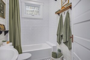 Sèche-cheveux, serviettes fournies, savon, papier toilette