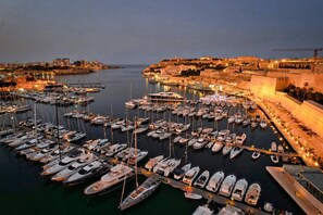 Un puerto deportivo lleno de diferentes barcos amarrados de noche.