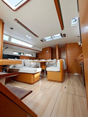 Interior - Unique Yacht Stay Near Historic Valletta (Pietà)