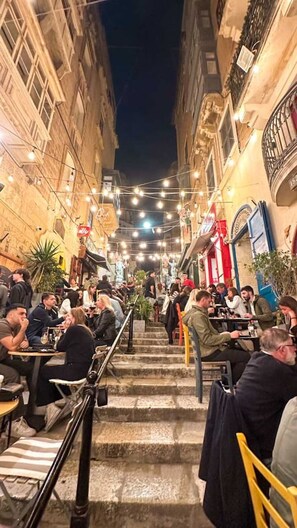 Outdoor dining - Unique Yacht Stay Near Historic Valletta (Pietà)
