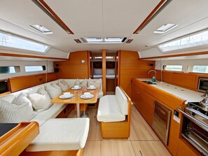 Interior - Unique Yacht Stay Near Historic Valletta (Pietà)