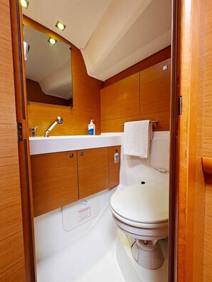 Bathroom - Unique Yacht Stay Near Historic Valletta (Pietà)