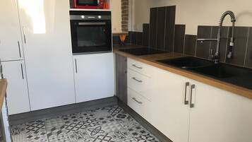 Kühlschrank, Mikrowelle, Ofen, Herdplatte