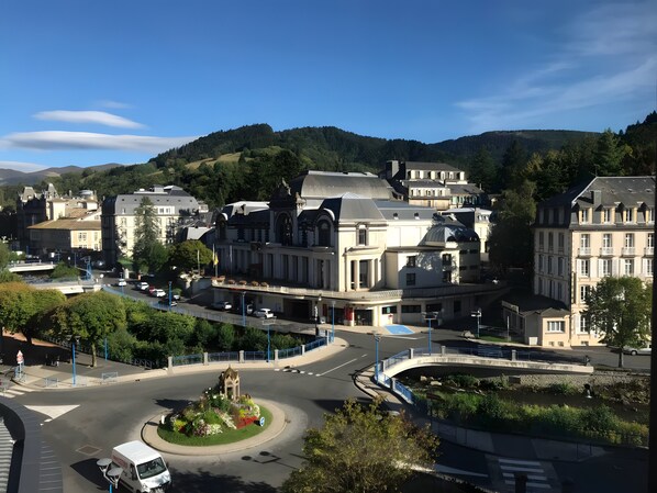 Une ville avec un rond-point, des bâtiments à l’architecture classique et une rivière.