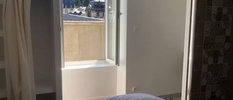 Iron/ironing board, WiFi