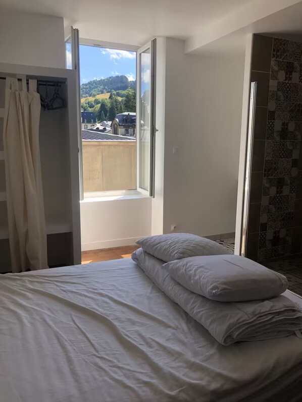 Iron/ironing board, WiFi