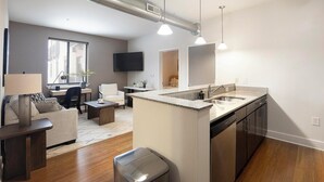 A modern apartment with a kitchen, living area, and a dining space. - Landing | Stunning 2BD, Rooftop Lounge, Courtyard (Richmond)