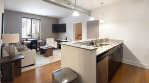 Eine moderne Wohnung mit Küche, Wohnbereich und Essbereich.