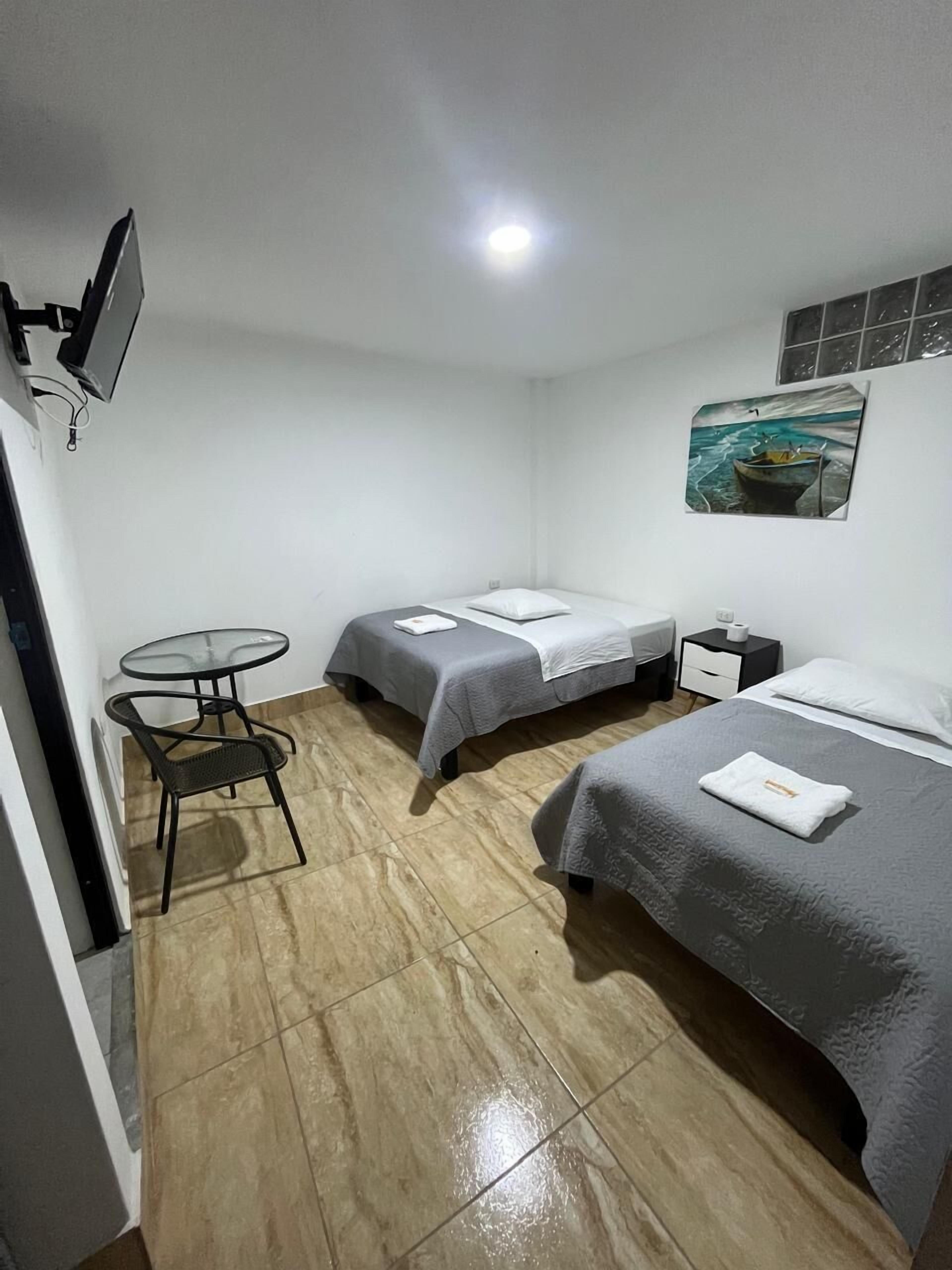 Habitació doble estàndard, diversos llits | Escriptori i wifi gratuïta 