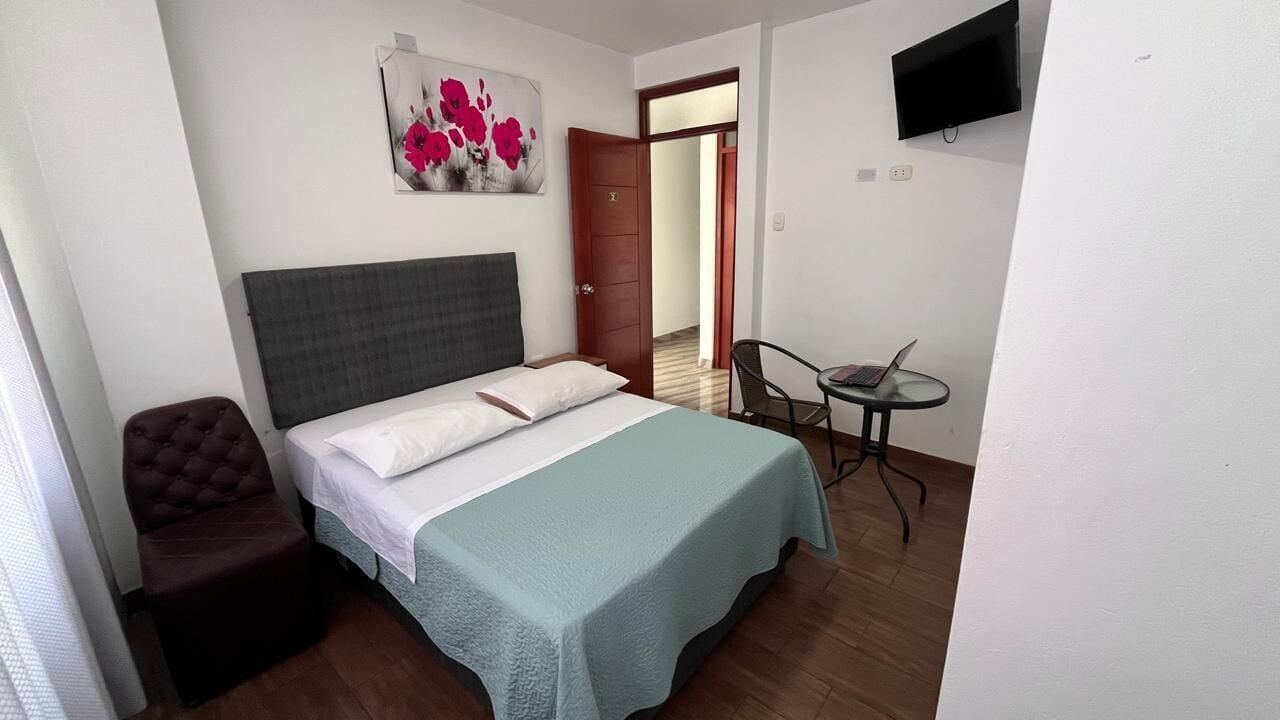 Habitació estàndard, 1 llit de matrimoni, vistes al pati | Escriptori i wifi gratuïta 