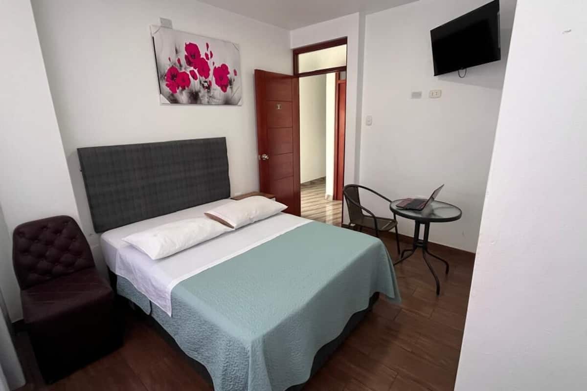 Standard Room, 1 Queen Bed, Courtyard View | Desk, WiFi (free)