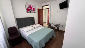 Standard Room, 1 Queen Bed, Courtyard View | Desk, free WiFi - Hostal Hidden Ayacucho (Jesús Nazareno)