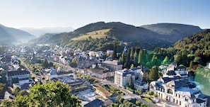 Une ville dotée d’une architecture historique, d’une place centrale et entourée de collines.