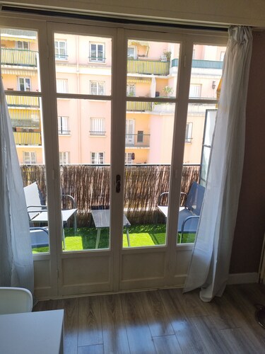 Quiet apartment near public transport