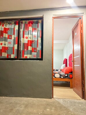 واي فاي مجانًا وملاءات أسرّة