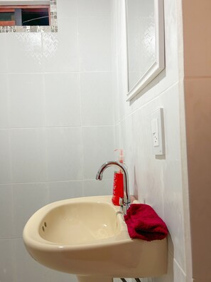 مناشف، صابون، ورق حمّام