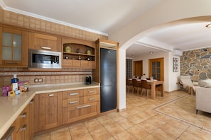 Wasserkocher mit Kaffee-/Teezubehör, Kühlschrank, Mikrowelle, Ofen