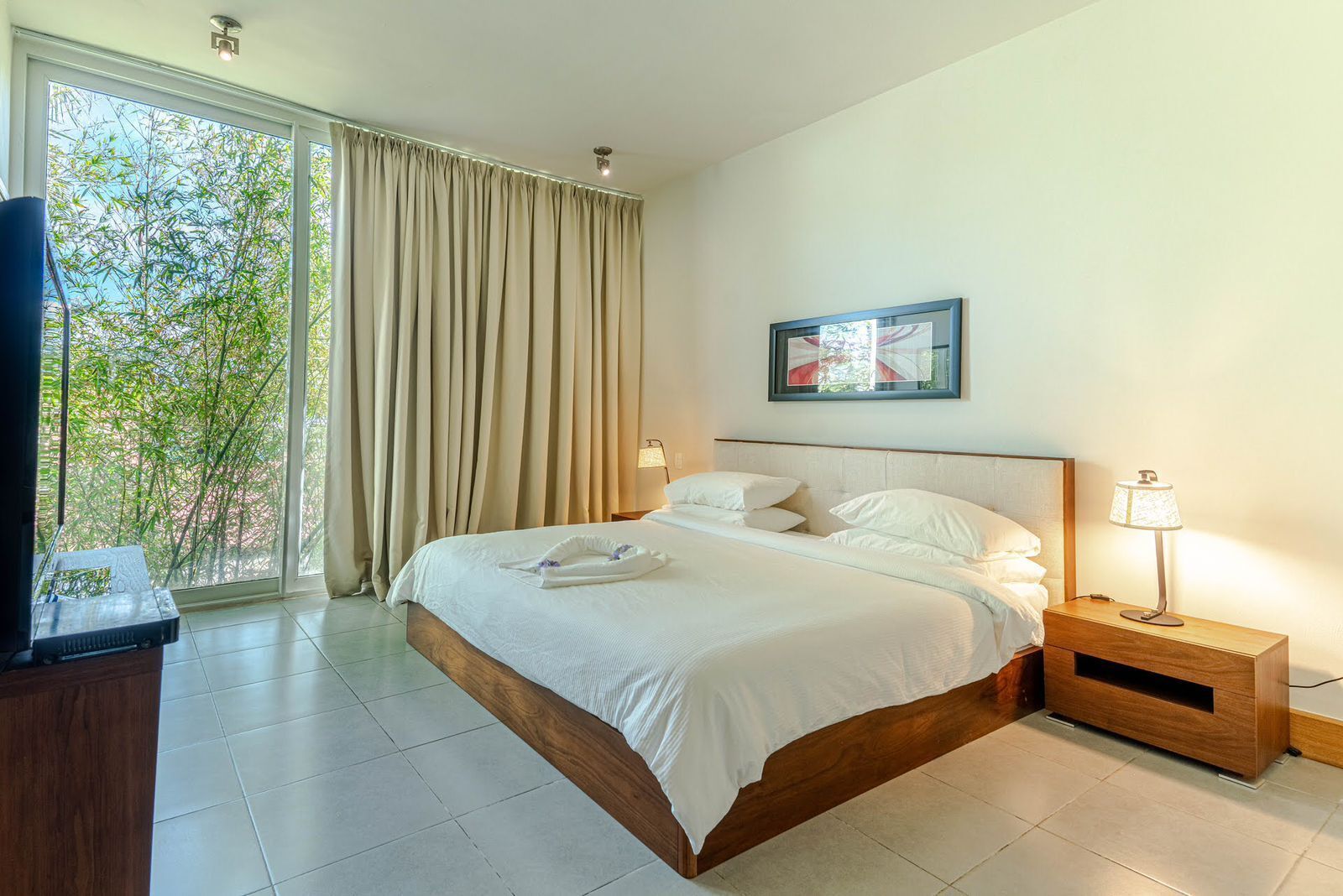 Silitysrauta/-lauta, Wi-Fi, vuodevaatteet