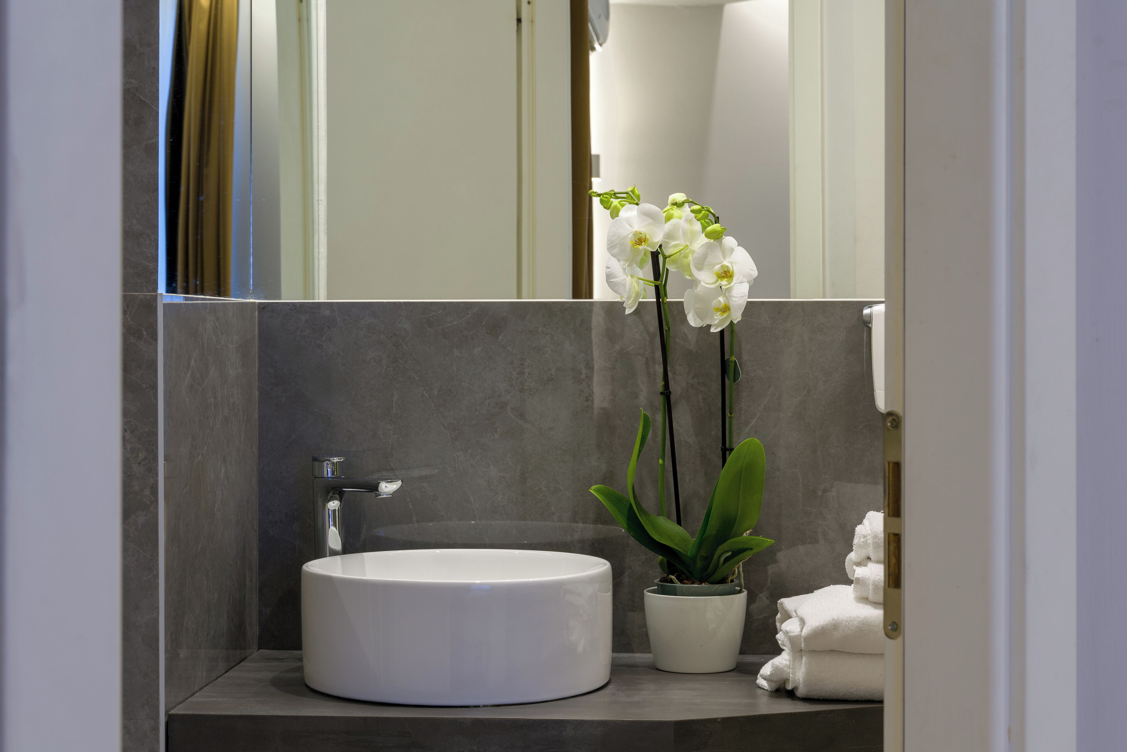 Een douche, een haardroger, handdoeken, zeep