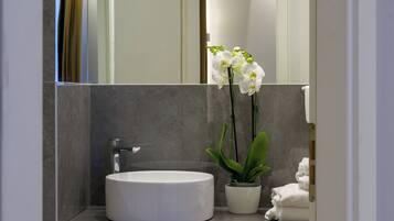 Dusche, Haartrockner, Handtücher, Seife