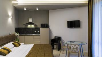 Zimmersafe, Verdunkelungsvorhänge, Bügeleisen/Bügelbrett