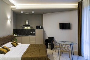 Zimmersafe, Verdunkelungsvorhänge, Bügeleisen/Bügelbrett