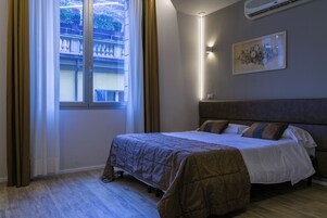 Monolocale, 1 letto matrimoniale (2 people) | Una cassaforte in camera, tende oscuranti, ferro/asse da stiro