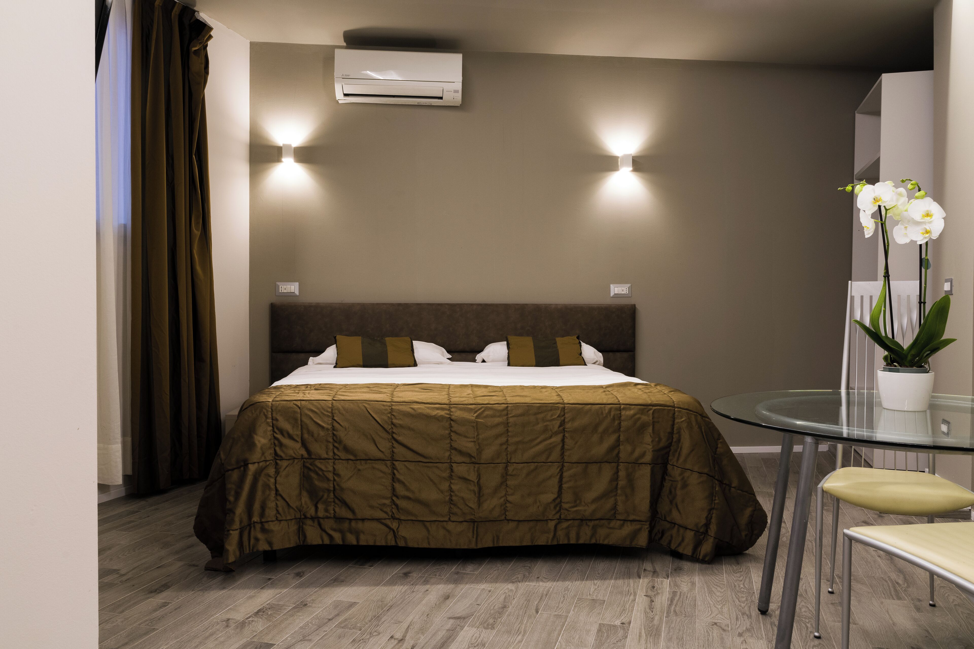 Zimmersafe, Verdunkelungsvorhänge, Bügeleisen/Bügelbrett