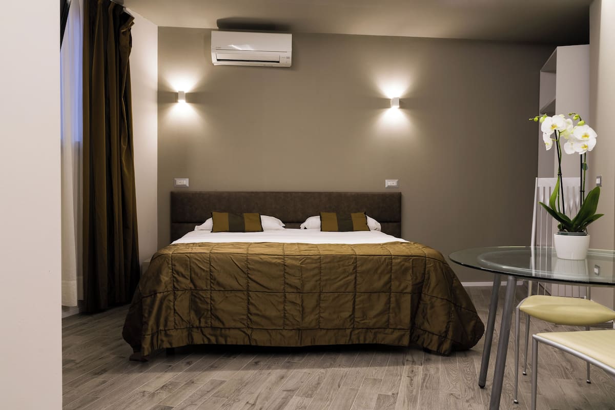 Zimmersafe, Verdunkelungsvorhänge, Bügeleisen/Bügelbrett