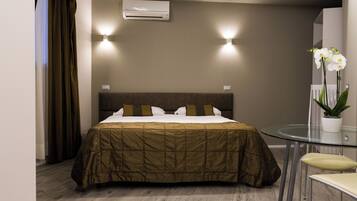 Zimmersafe, Verdunkelungsvorhänge, Bügeleisen/Bügelbrett