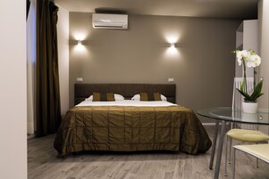 Una cassaforte in camera, tende oscuranti, ferro/asse da stiro