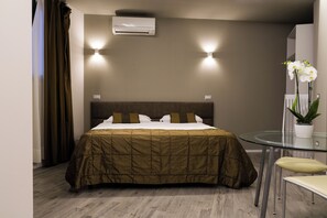 Zimmersafe, Verdunkelungsvorhänge, Bügeleisen/Bügelbrett