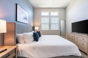 Desk, iron/ironing board, WiFi, bed sheets - Landing | Chic 2BD, Game Room (Daytona Beach)