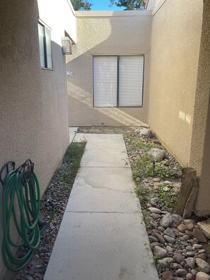 Property grounds - Fabulous 2-bedroom condo with AC in sunny Palm Desert (Palm Desert)