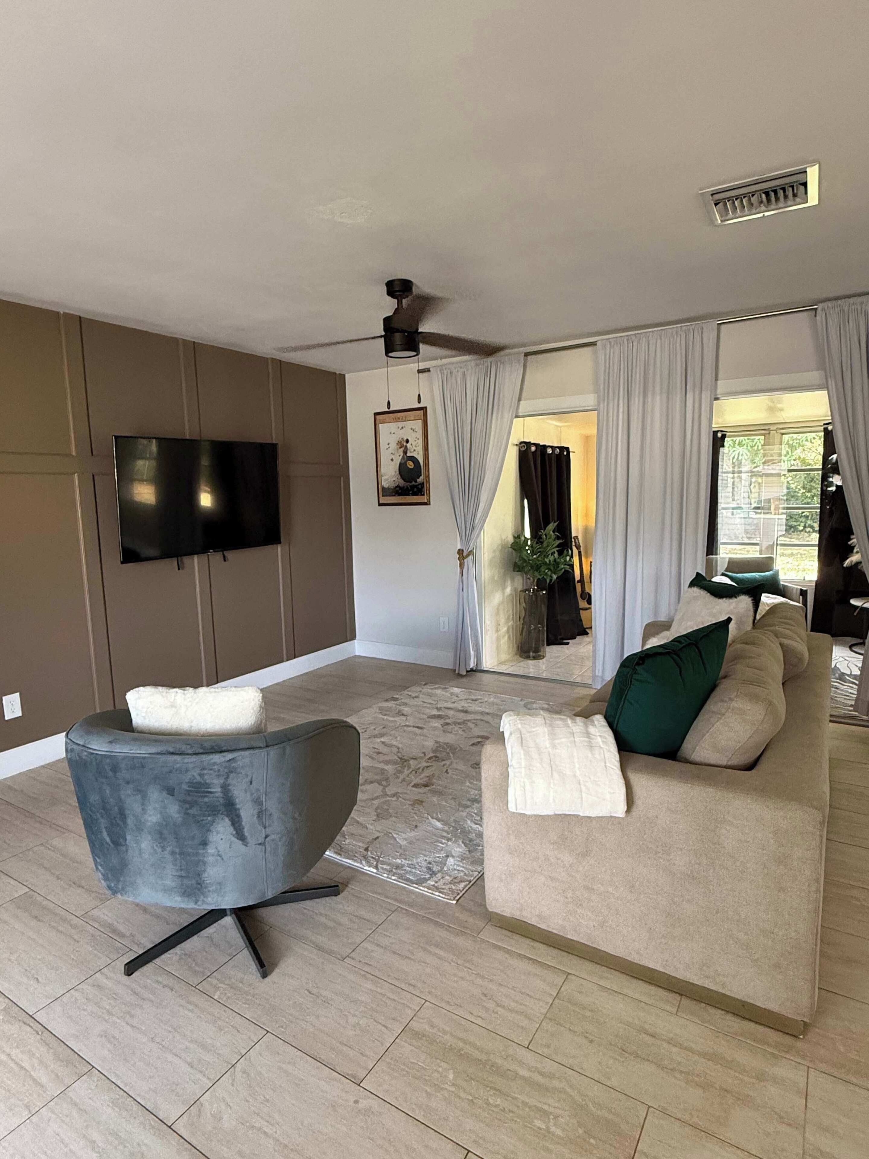 Televisión y oficina 