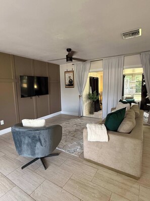 TV, offices - Cape Coral Beach House (Cape Coral)