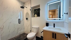 Shower, hair dryer, towels, soap - Delightful Studio apartment with AC in Seattle (Seattle)