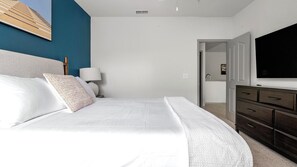 Escritorio, tabla de planchar con plancha, wifi y ropa de cama 