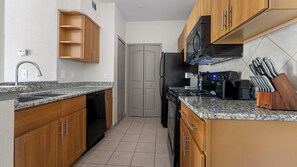 Refrigerador, mesa de comedor