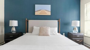 Escritorio, tabla de planchar con plancha, wifi y ropa de cama 