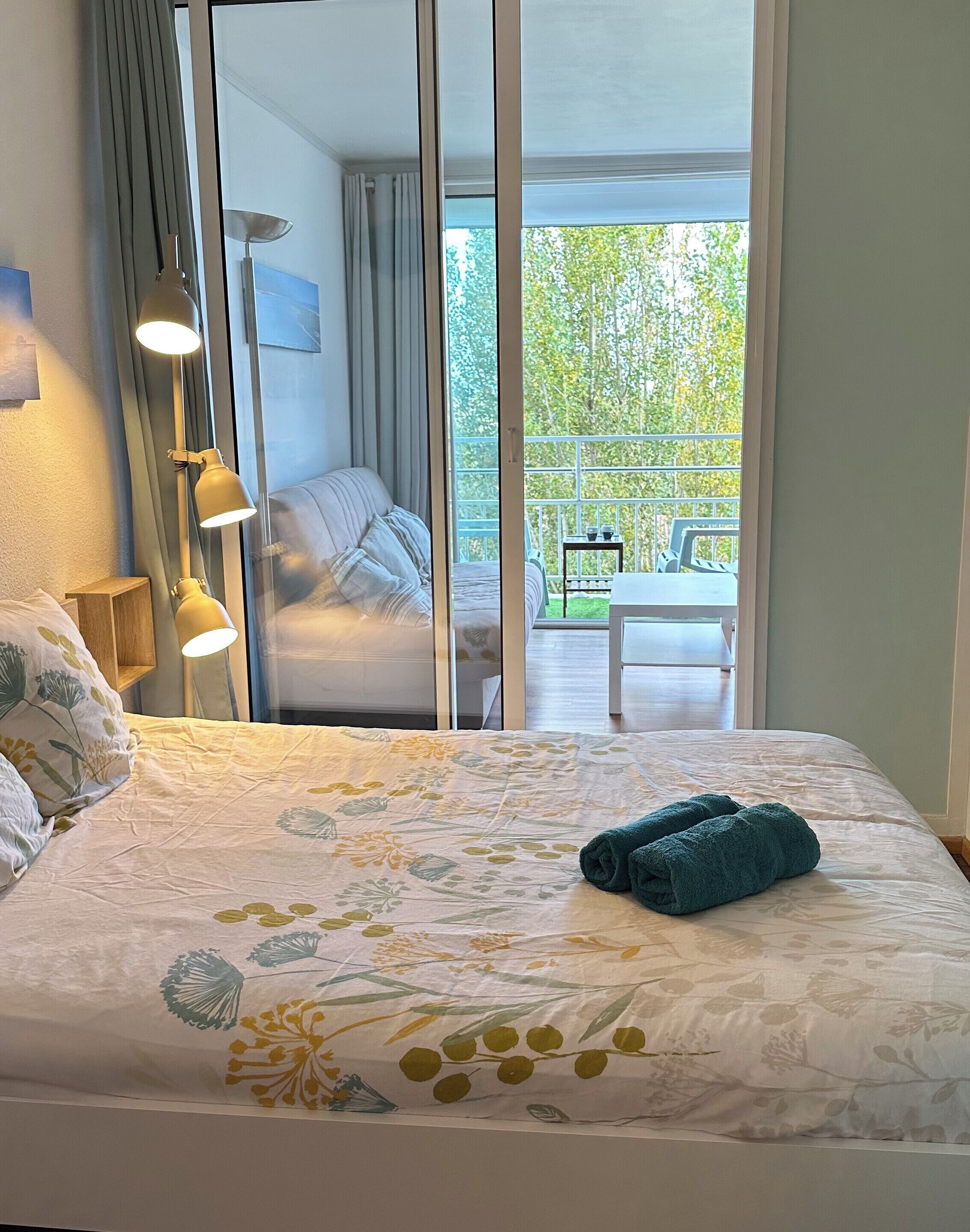 Iron/ironing board, bed sheets