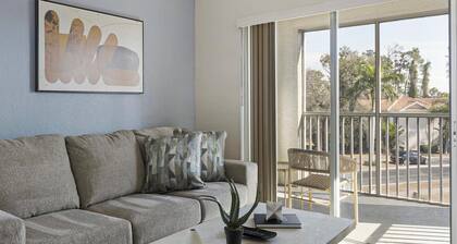 Landing | Beautiful 1BD, Tennis Court, Courtyard
