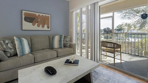 Landing | Chic 1BD, Tennis Court, Clubhouse