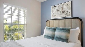 Escritorio, tabla de planchar con plancha, wifi y ropa de cama